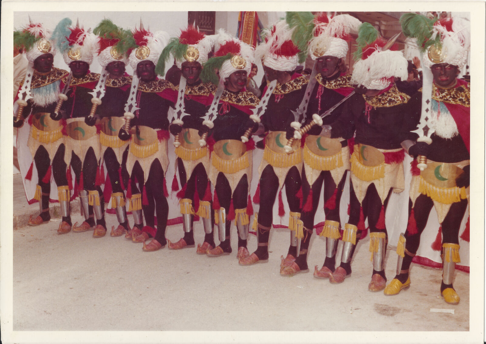 La primera desfilada de Moros i Cristians a Benissa, l'any 1975